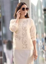 Trui met bloemenversiering van strass 