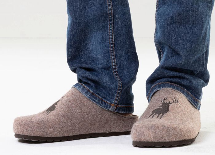 GINO GALANTE, trendy herenpantoffels, breedte H, met hertenborduursel ZAND