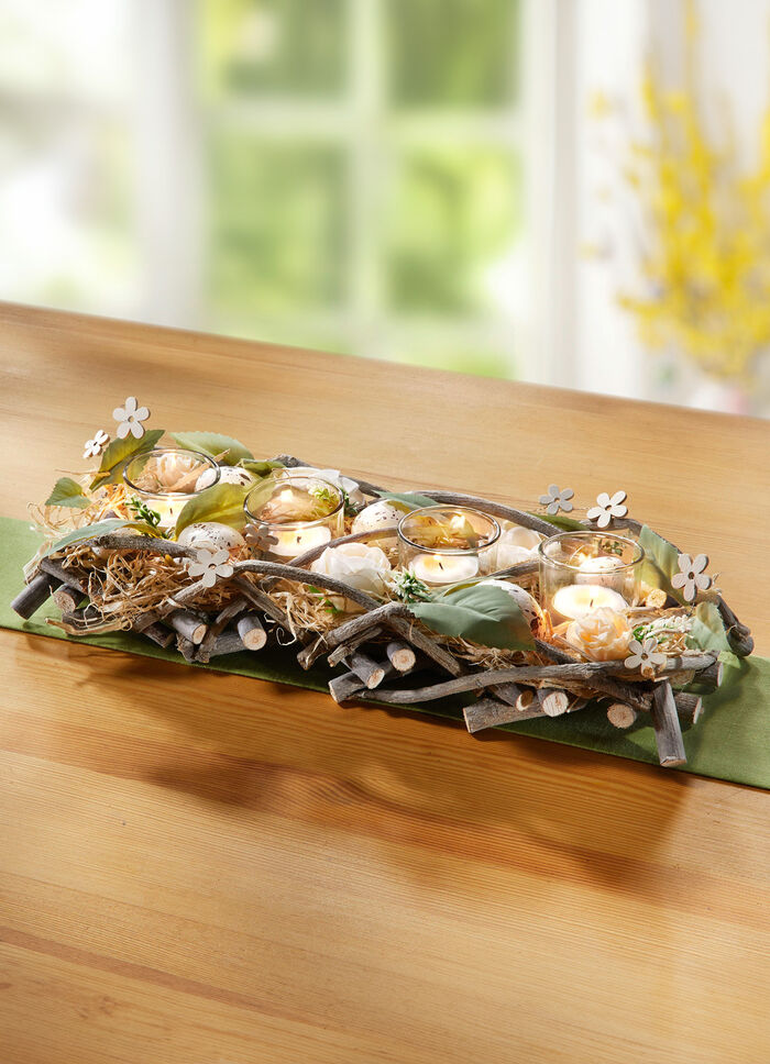 Tafelarrangement gemaakt van hazelnoottakken 