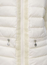 Jasje met decoratieve parelversiering 