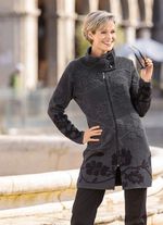 Lang vest met cloqu&eacute;-effecten 