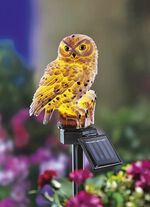 Sneeuwuil op zonne-energie gemaakt van polyresin 