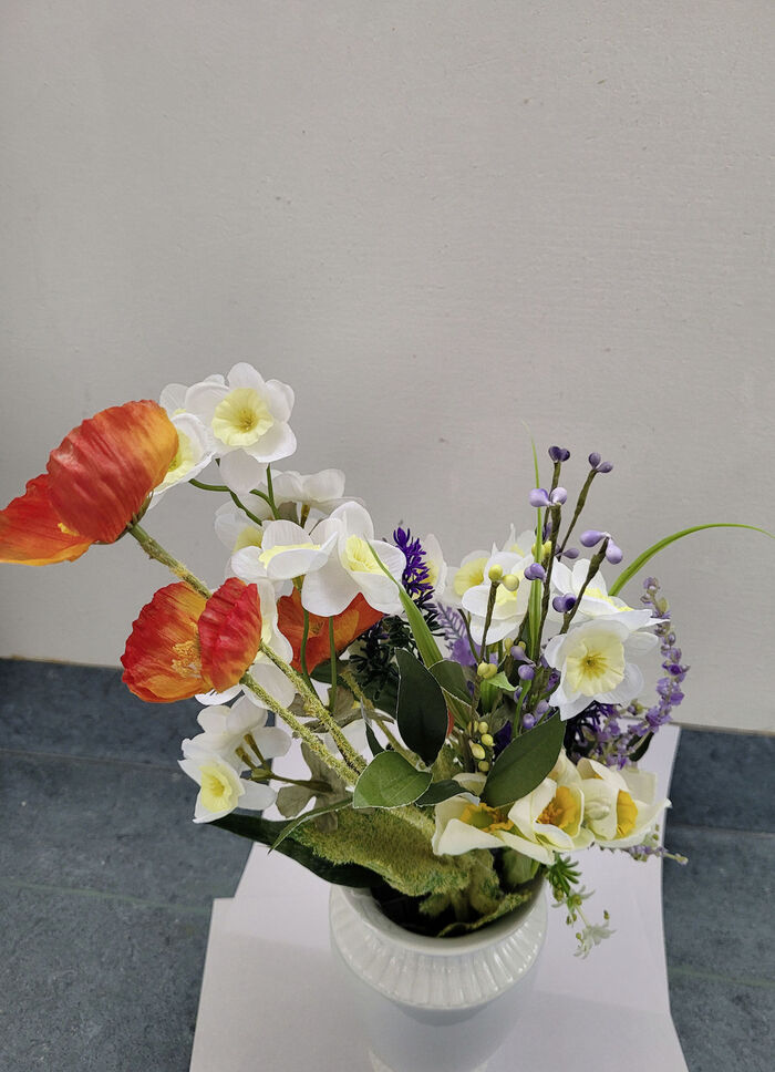 Bloementak gemaakt van kunst en textielmateriaal 