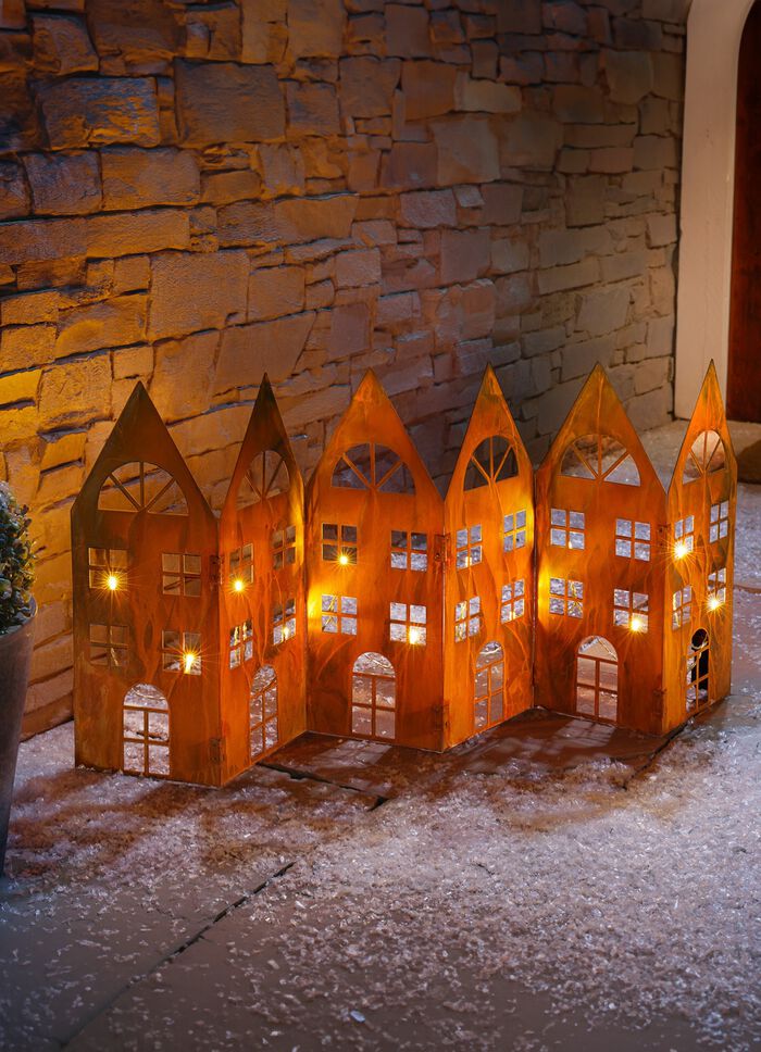 Silhouet van een huis in roest-look met ge&iuml;ntegreerd lichtsnoer 