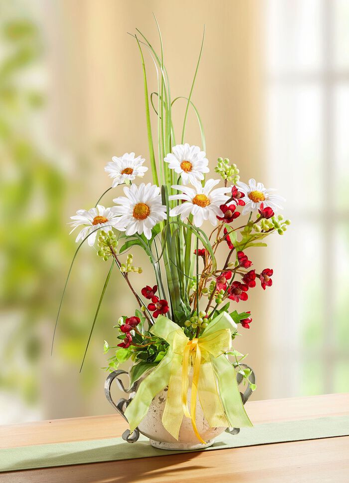 Madeliefjesarrangement in een kleipot 