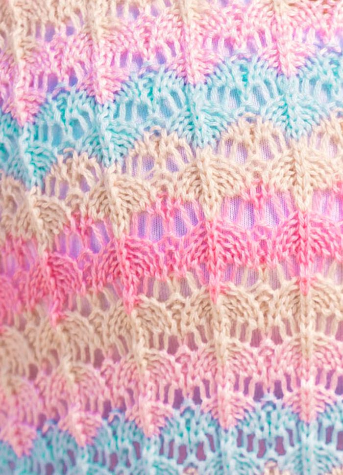 Trui met opengewerkt patroon in strependessin 