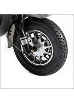 Driewielig elektrisch voertuig in de stijl van een compacte scooter ZILVER