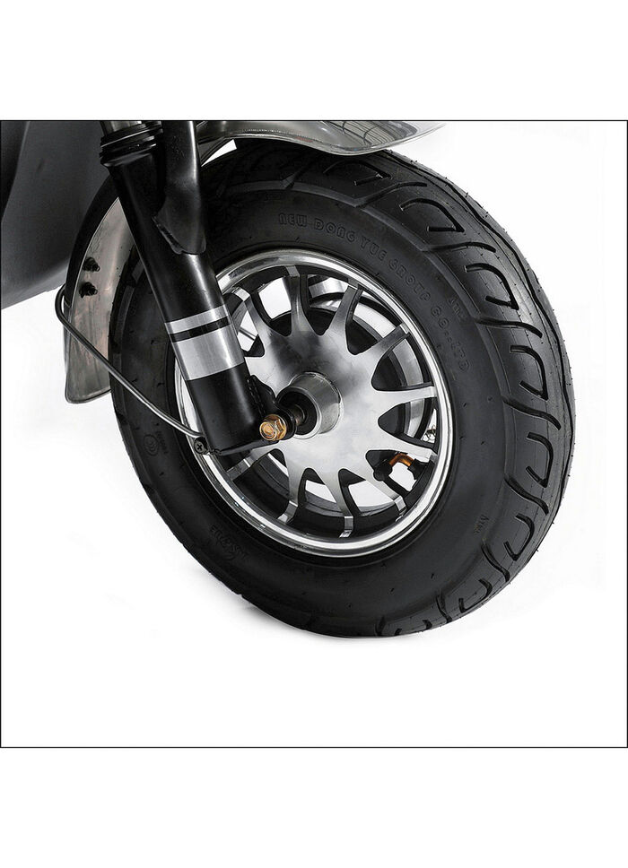 Driewielig elektrisch voertuig in de stijl van een compacte scooter ZILVER