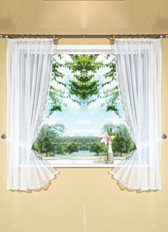 Mooie raamdecoratie met echt borduurwerk van Plauen 