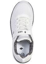 Sneakers gemaakt van textielmateriaal met een effectief patroon 