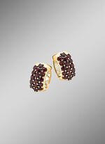 Vergulde creolen met granaat 