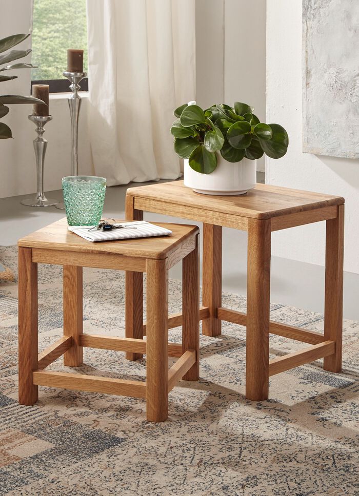 Bijzettafelduo van massief hout in geoliede uitvoering 