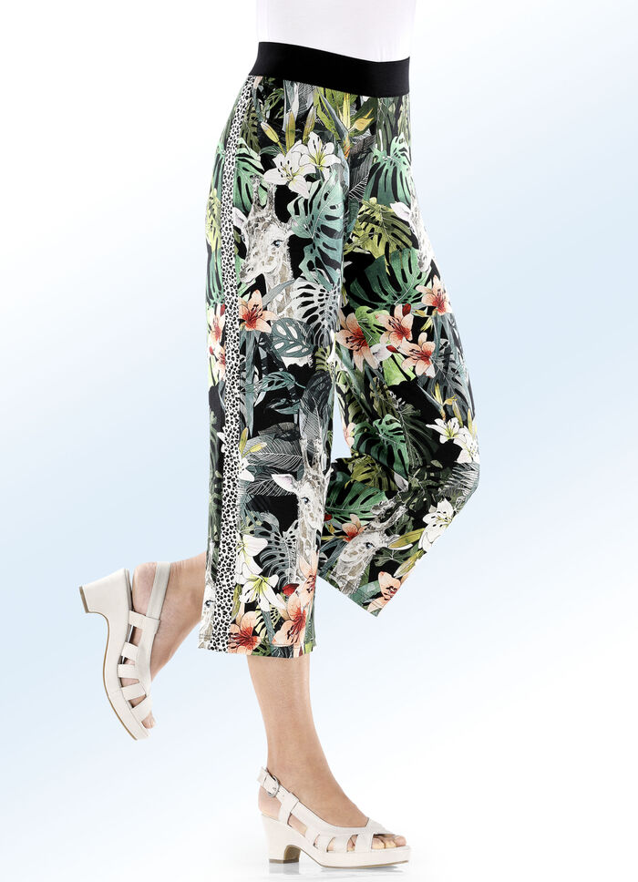 Culottes in trendy jungle-design 