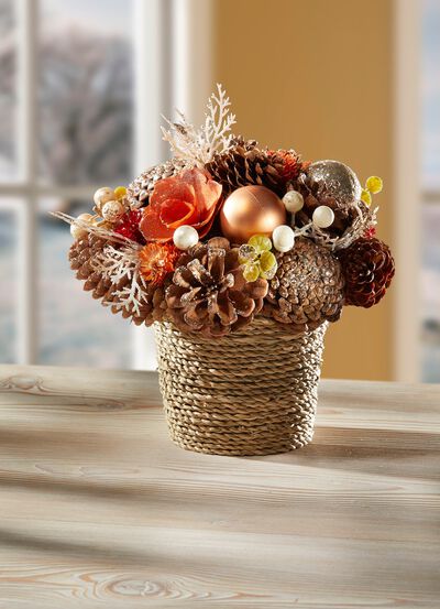 Natuurlijk arrangement in een jutepot 