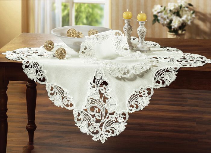 Elegante tafeldecoratie van echt Plauenkant WIT