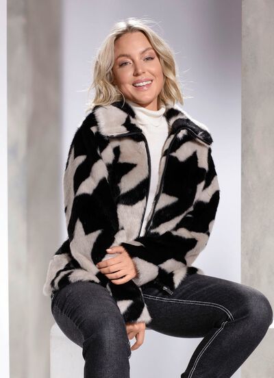 Kort jasje met een opvallende kraagoplossing 