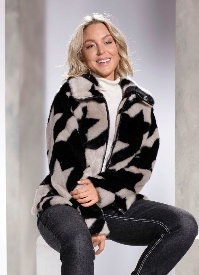 Kort jasje met een opvallende kraagoplossing 