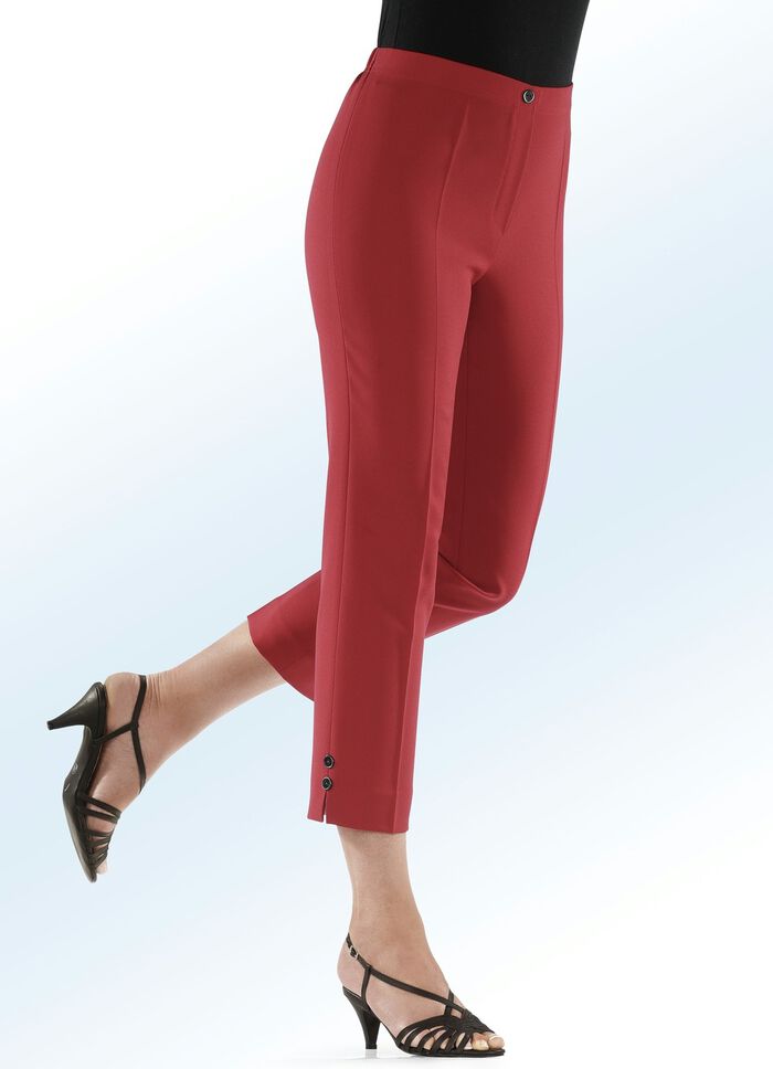 Broek met opvallende sierknopen aan de zoom 