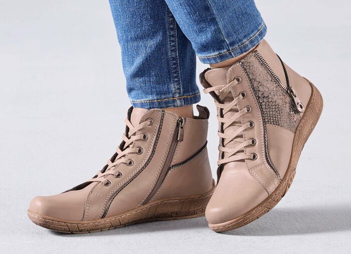 Andrea Conti veterlaarsje met reptiel-reli&euml;f inzetstuk en decoratieve ritssluiting TAUPE