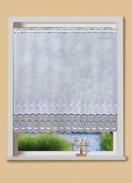 Klein raamgordijn met gebogen macram&eacute;-afwerking 