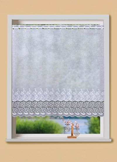 Klein raamgordijn met gebogen macram&eacute;-afwerking 