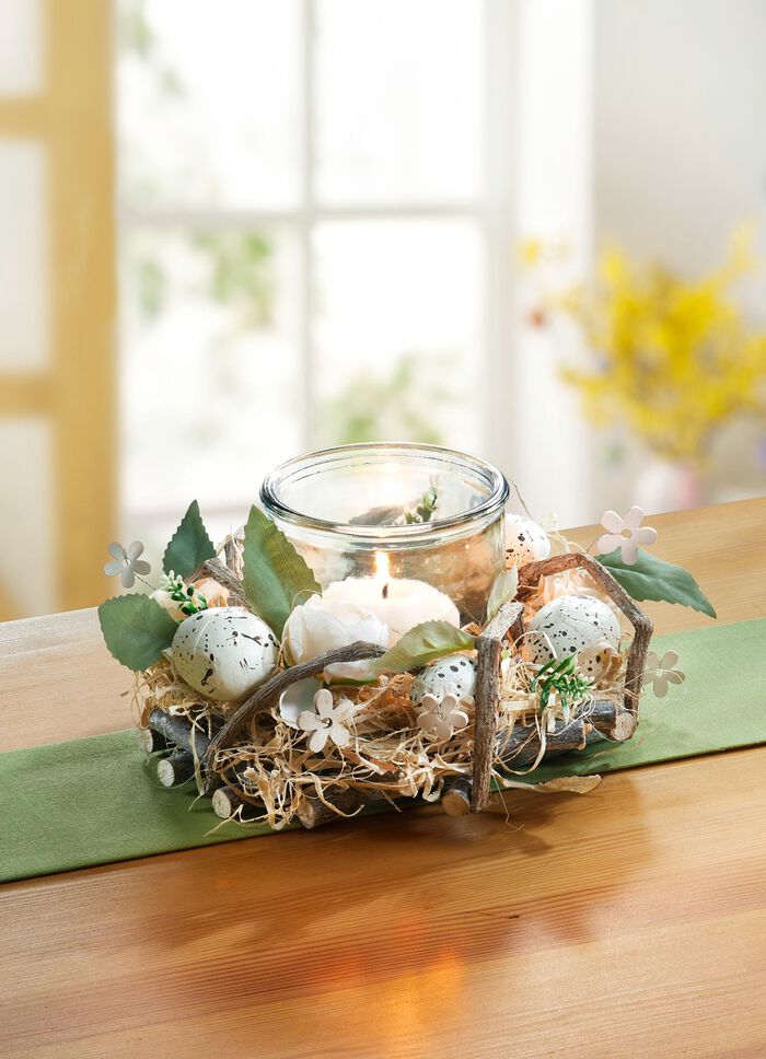 Lantaarn op een krans gemaakt van hazelnoottakken 