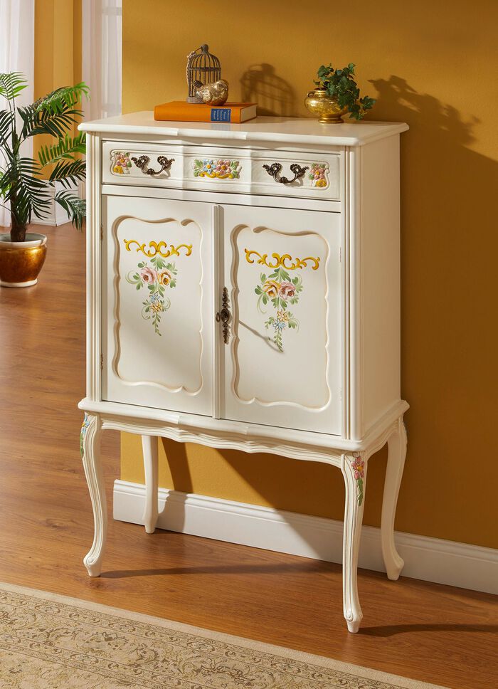 Deels massieve meubelserie met artistieke houten decoraties 