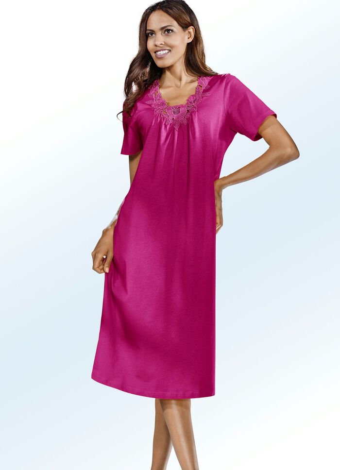 Set van twee nachthemden, borduurwerk van kant en plooien aan de voorzijde 