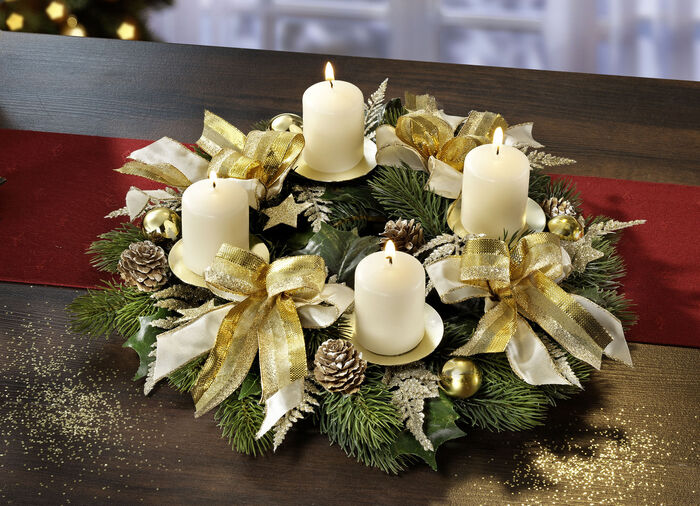 Adventskrans gemaakt van kunst- en textielmateriaal 