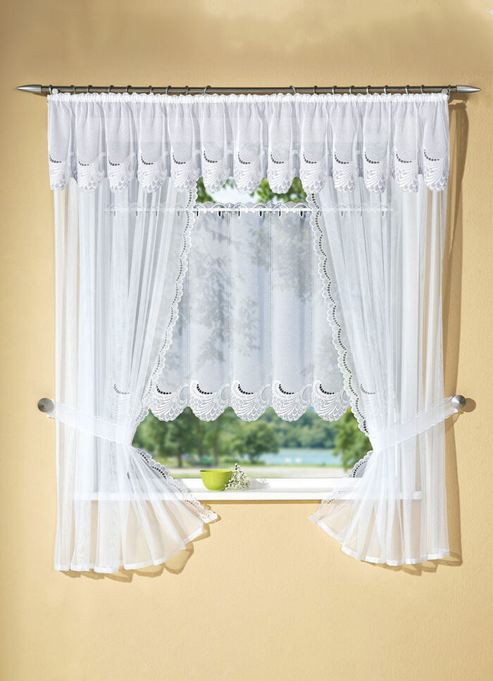 Mooie raamdecoratie met echt borduurwerk van Plauen 