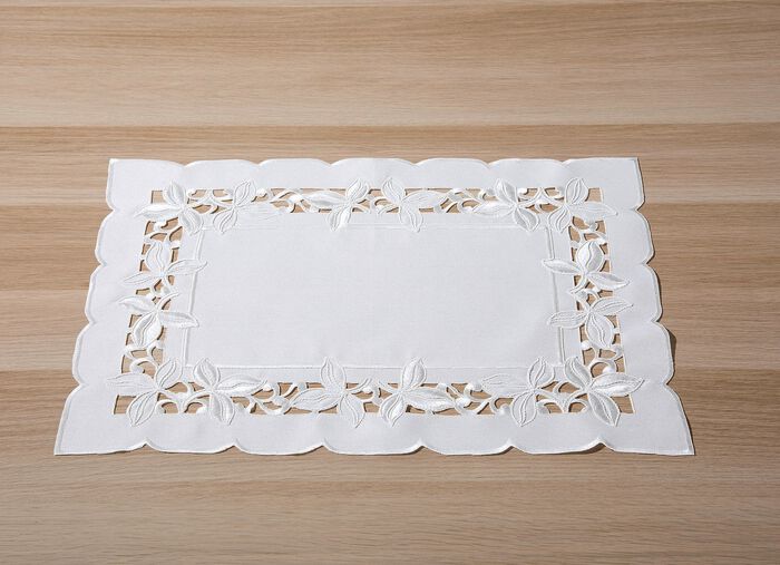 Tafel- en kamerdecoratie met uitgebreid borduurwerk 