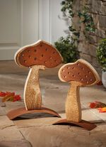 Paddenstoel van verroest plaatstaal en gevlamd vurenhout 