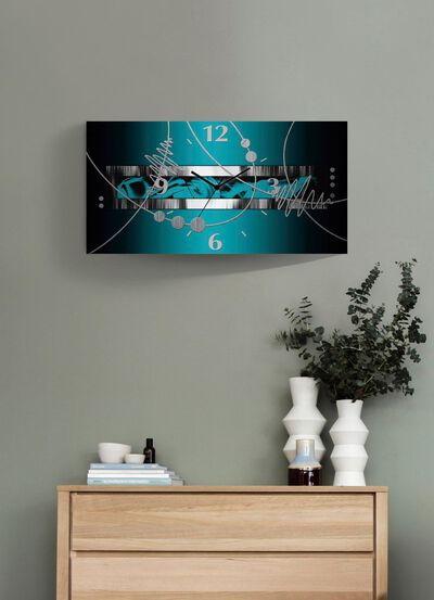 Moderne wandklok gemaakt van aluminium 