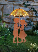 Een paar kinderen onder een zonneparaplu, roest 