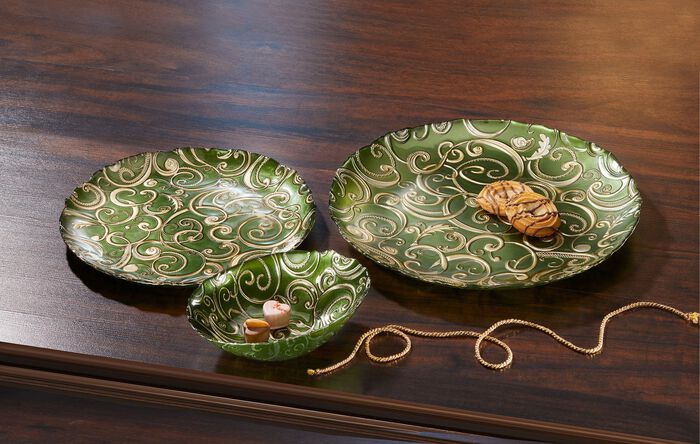 Borden en schalen van glas met goudkleurig reli&euml;f 