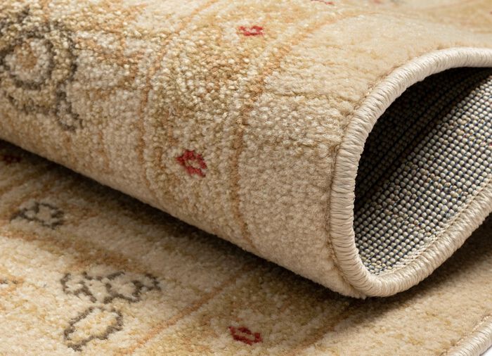 Brug en tapijten met oosterse uitstraling 