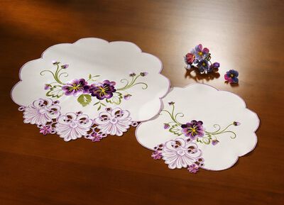 Tafel- en kamerdecoratie met bloemen in kantlook 