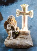 Herdenkingsengel op zonne-energie, van weerbestendige kunststeen 