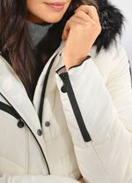 Korte jas met voering van imitatiebont in de capuchon 