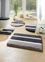 Badkamermeubelset van zacht materiaal dat aangenaam aanvoelt op blote voeten 