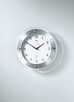 Hoogwaardige wandklok van AMS, gemaakt van gefacetteerd mineraalglas 