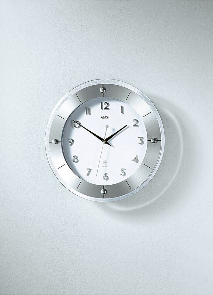 Hoogwaardige wandklok van AMS, gemaakt van gefacetteerd mineraalglas 