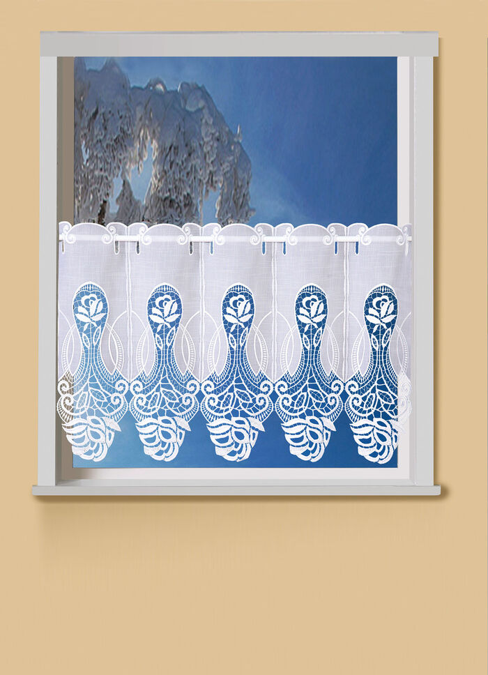 Kort gordijn met rozenmotief gemaakt van Plauen-kant 