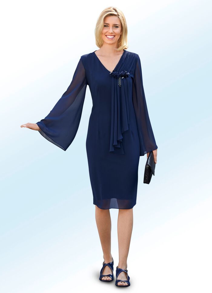 Jurk met een extravagante chiffon sjerp 