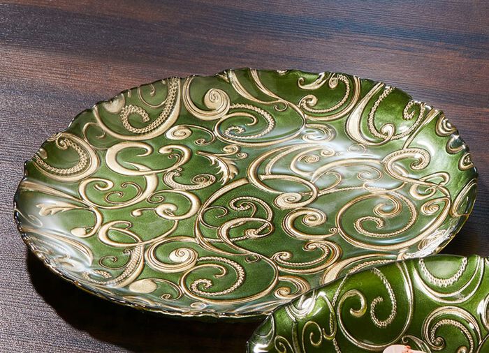 Borden en schalen van glas met goudkleurig reli&euml;f GROEN
