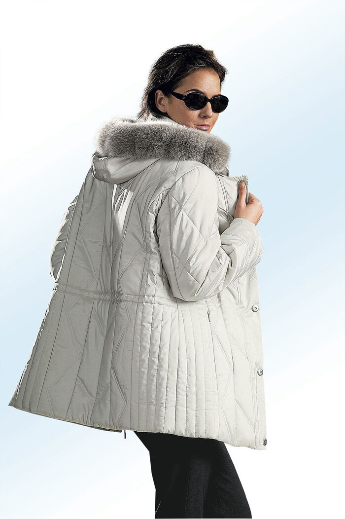 Jas met figuurstrelende naadvarianten 