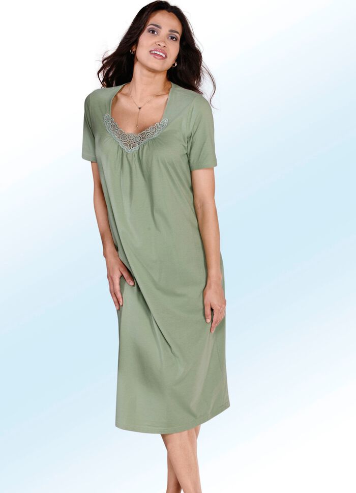 Set van drie nachthemden met geborduurd kant, kuitlengte en korte mouwen 