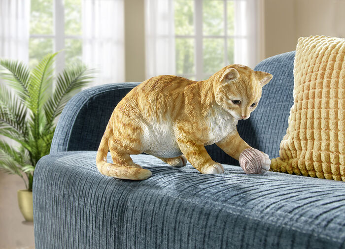 Kat met bolletje wol 