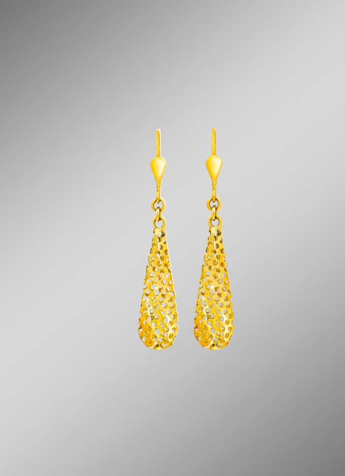 Een geweldige blikvanger: glanzende, opengewerkte oorbellen 