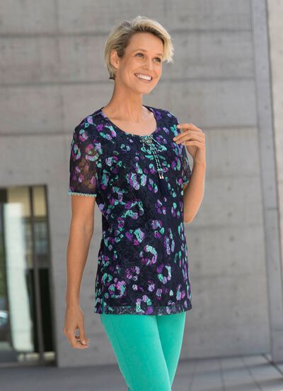 Shirt met kanten rand eronder 